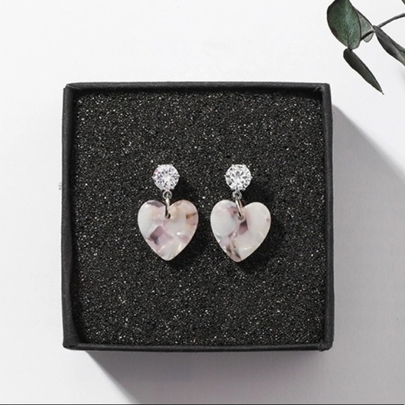 🆕 MINA Heart Dangle Earrings - Picture 5 of 5